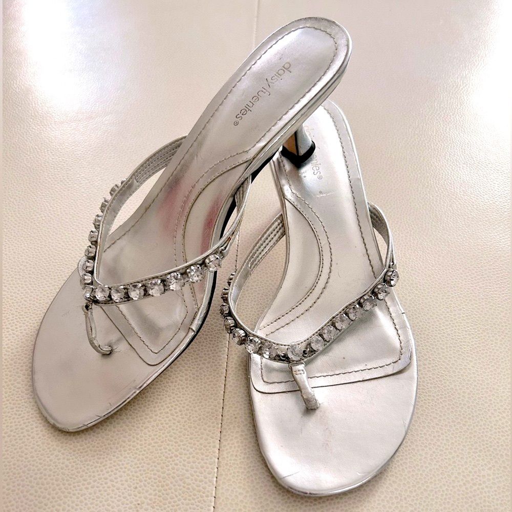 Daisy Fuentes Spotlight Kitten Heels Sandals 8 Silver Rhinestone Metallic Glam